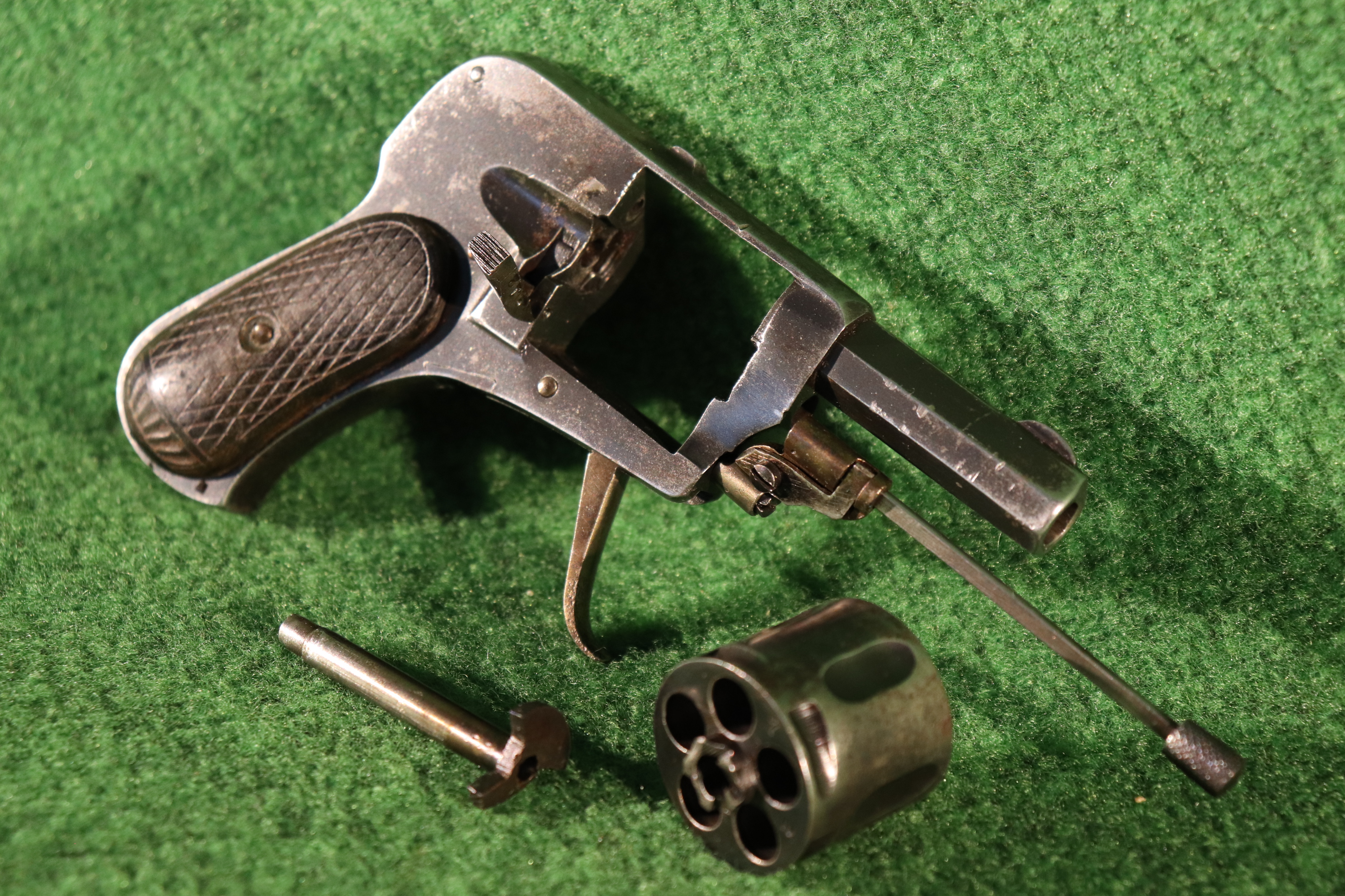 Revolver Hammerless cal.6.35mm Cat.D